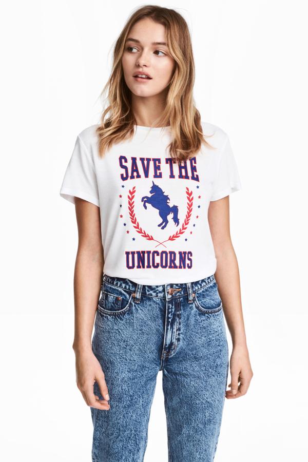 Camiseta con mensaje y dibujo de H&M: 9,99 euros.