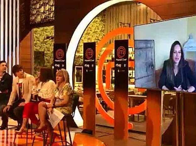 Eva González, de baja por maternidad, entre por plasma en la presentación de 'MasterChef'.