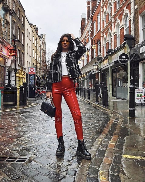 La influencer Marta Lozano, con sus inseparables botas de Dr.Martens con plataforma, mallas y chaqueta bordada. Esta chica nunca pierde su estilo. ¡Nos encanta!