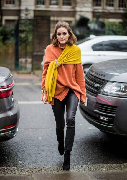 Olivia Palermo apuesta por unas mallas de cuero, jersey XL y unos botines negros. ¡Este look también nos gusta!