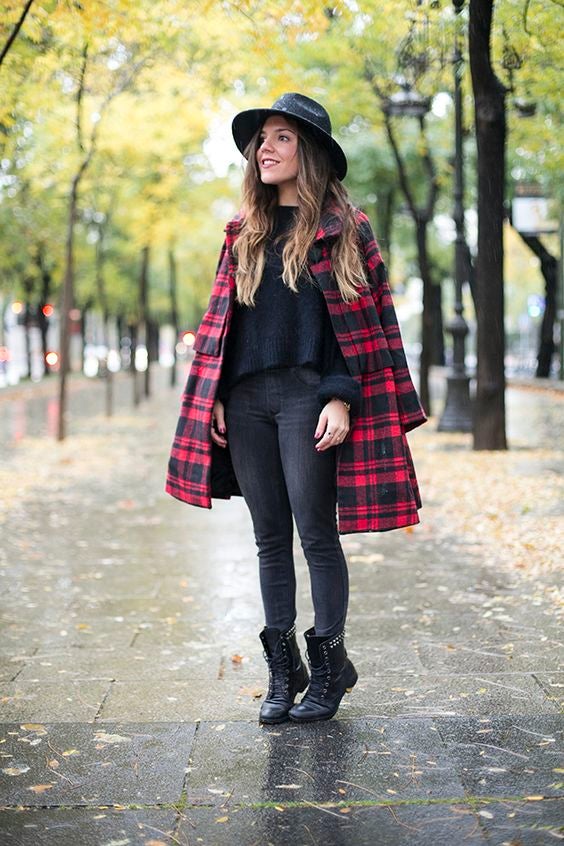 Paula Ordovás, sin perder el glamour que la caracteriza, ha añadido a su look un sombrero a juego con sus botines y jersey. ¡Así sí!