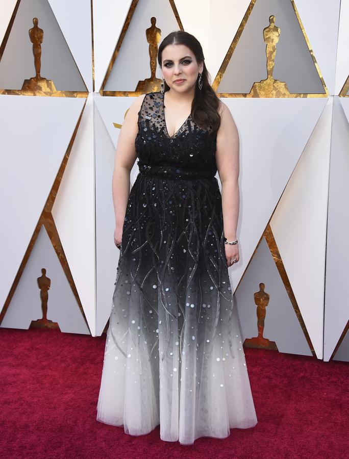 Beanie Feldstein, con un vestido degradé de tul con lentejuelas