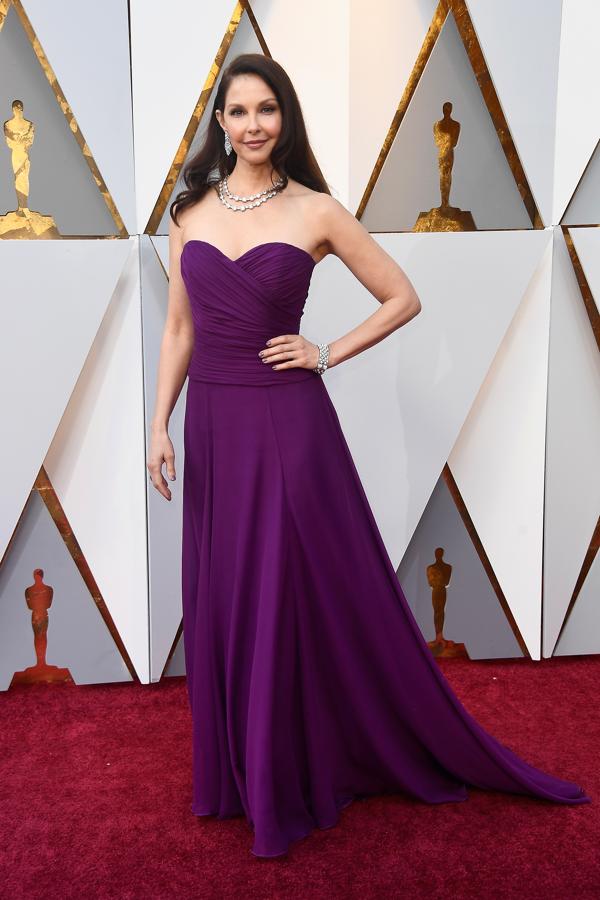 El morado nazareno llenó de color el vestido con escote palabra de honor de Ashley Judd