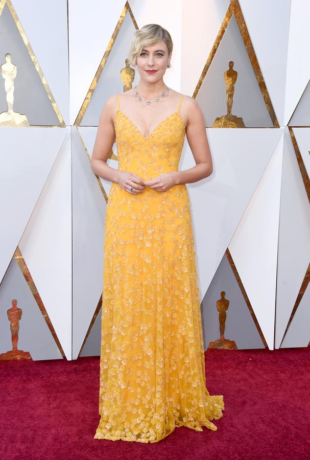Greta Gerwig llevó la primavera a la alfombra roja con un vestido amarillo con flores bordadas de Rodarte.