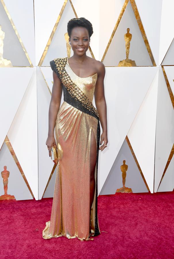 Lupita Nyong'o brilló, literalmente, con un vestido dorado y negro de Atelier Versace
