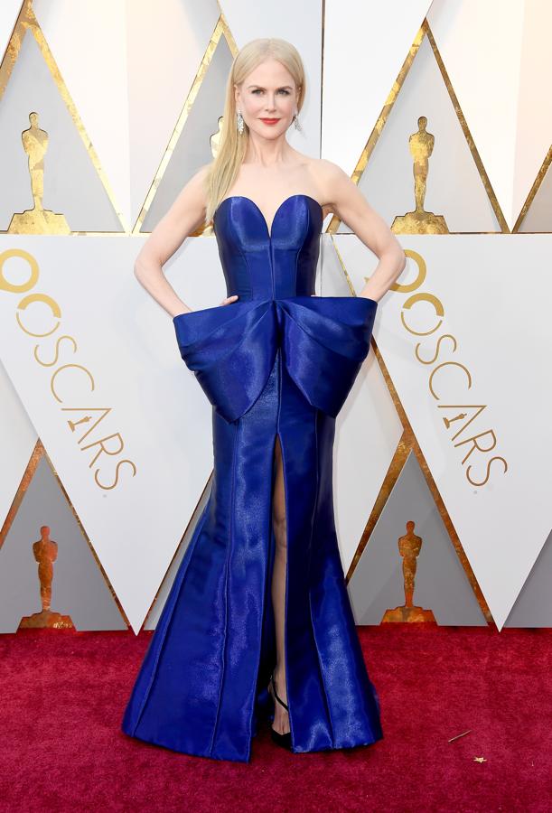 Reconocemos que el vestido de Nicole Kidman es complicado de llevar, pero ella supo defender este vestido de estilo arquitectónico de Armani Privé.