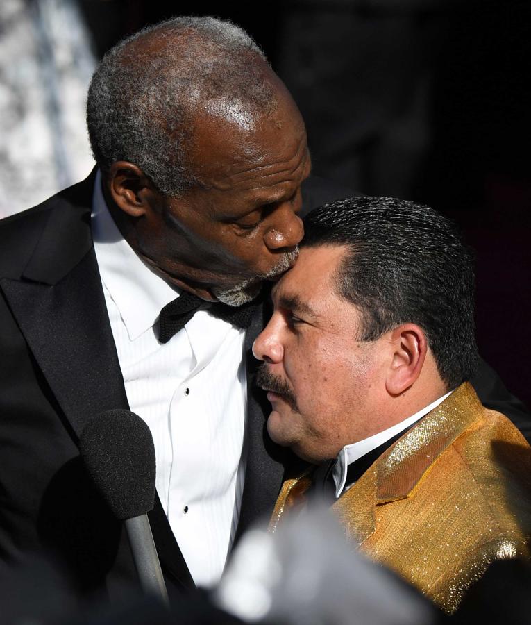Danny Glover ha besado a un presentador de televisión al pasar por la alfombra roja.