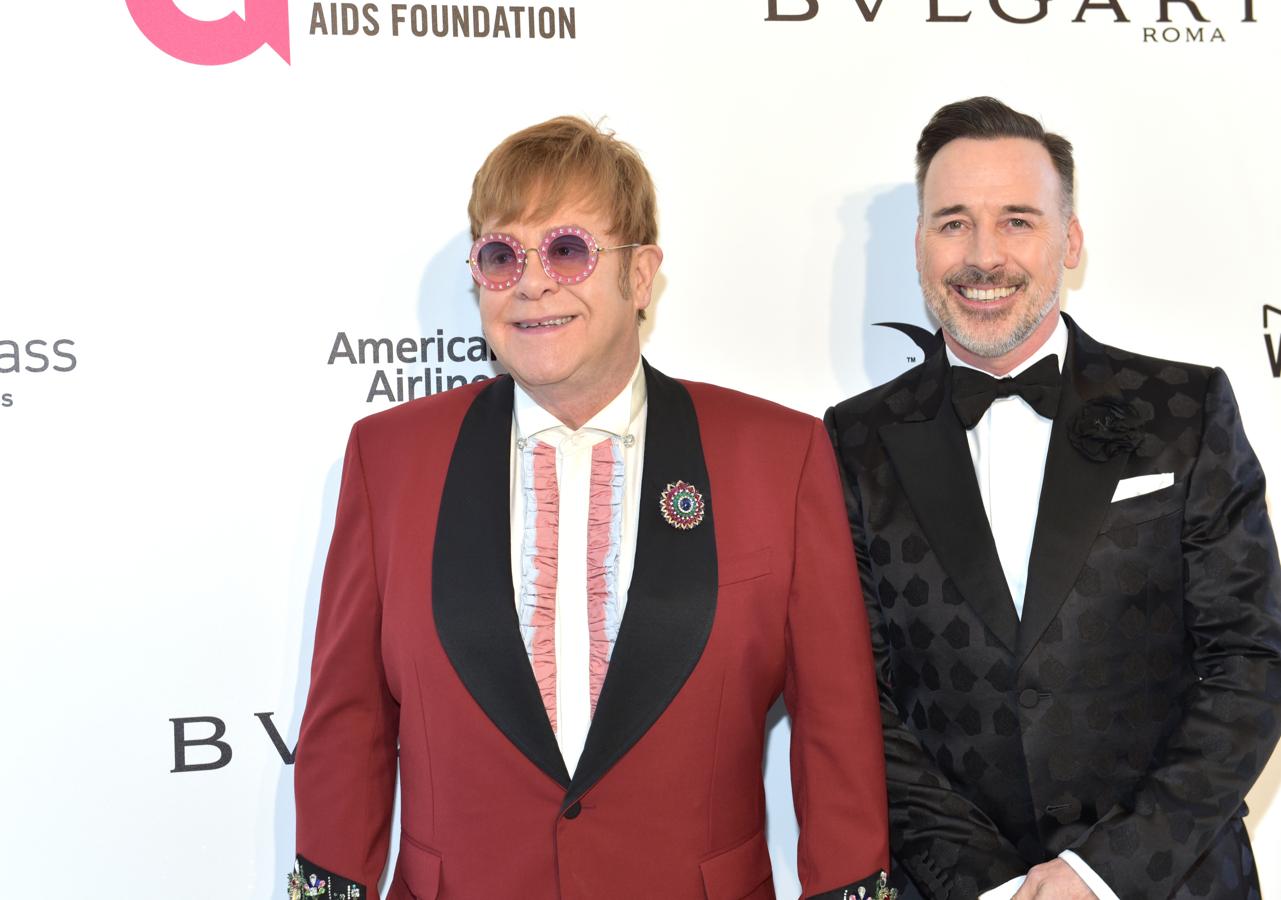 Elton John y su marido David Furnish presiden la alfombra roja de la 'Elton John Aids Foundation'.