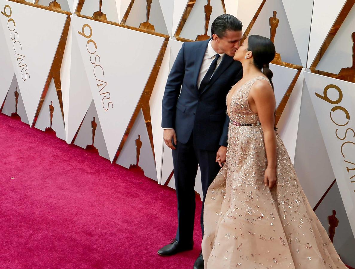 Joe LoCicero y Gina Rodríguez, pasión en la alfombra roja.
