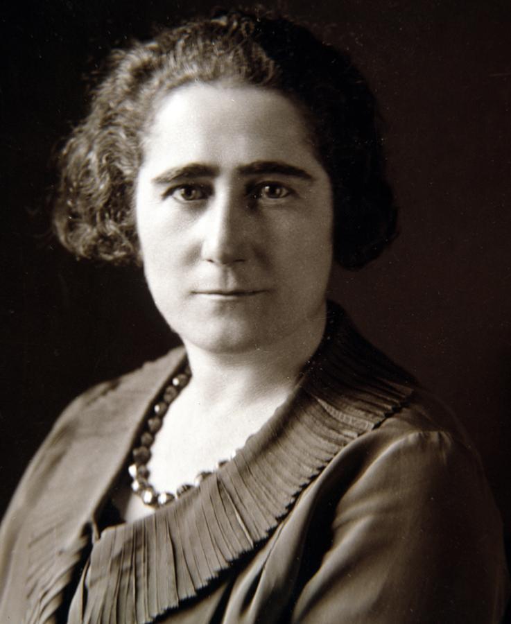 Clara Campoamor es también una de las pioneras feministas y sufragistas españolas. Una de las diputadas de las Cortes Constituyentes de la II Republica, defensora igualdad y derechos de la mujer