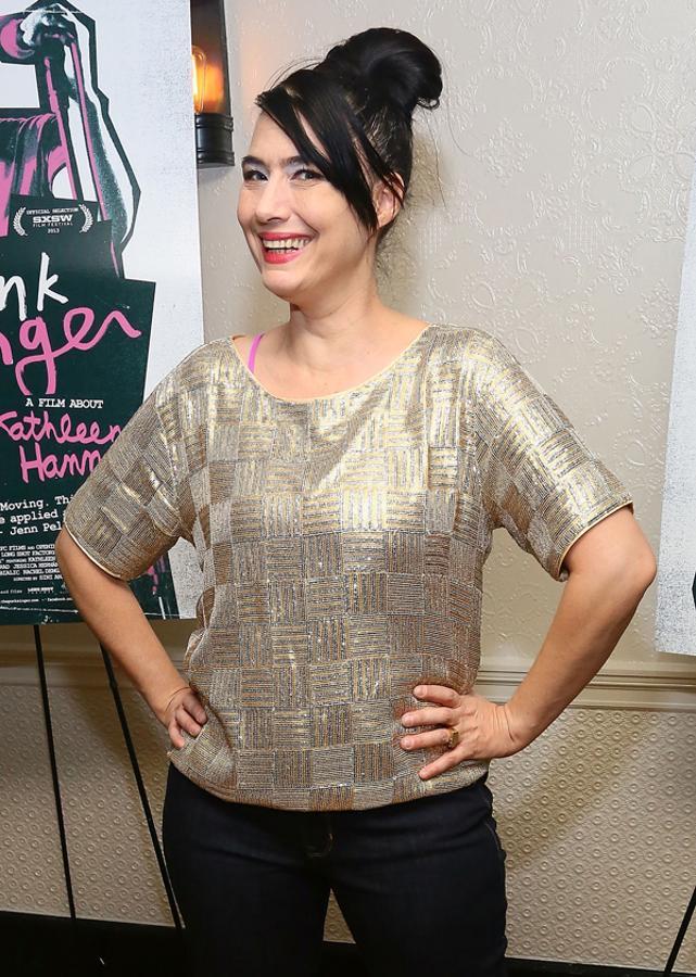 Kathleen Hanna dirigió un proyecto de crowdfunding para acabar con el sexismo en la industria musical. Es una de las activistas más conocidas de la expresión en la música.