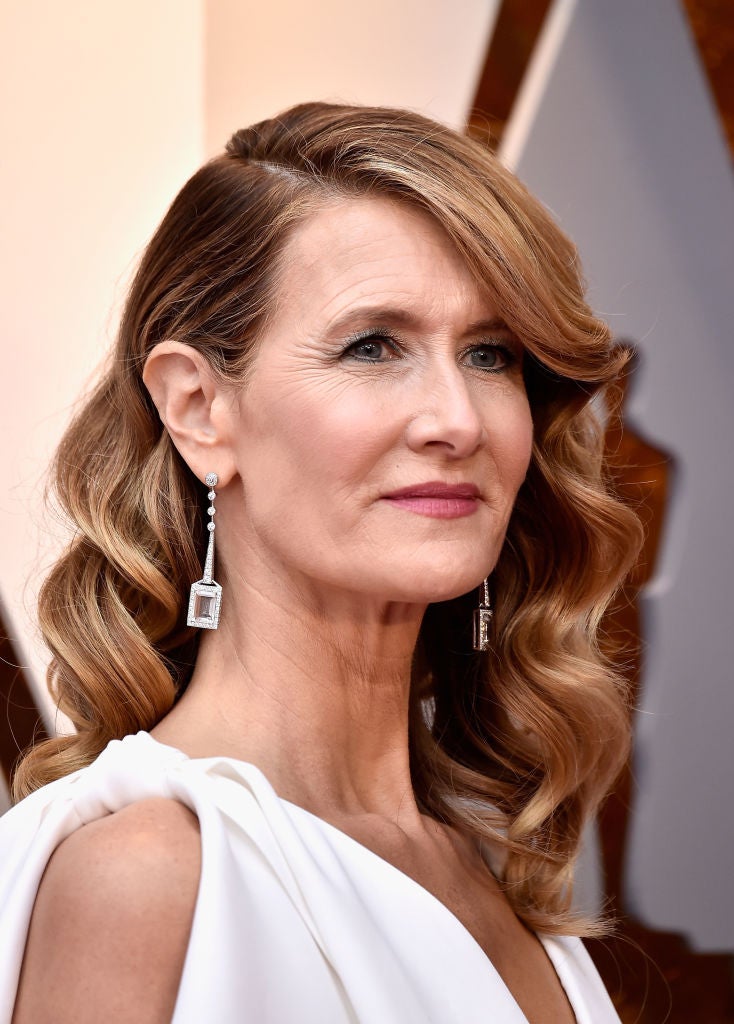 Fiel a su estilo, Laura Dern lució melena ondulada con raya lateral. Como maquillaje combinó las sombras azules con labios rosas.