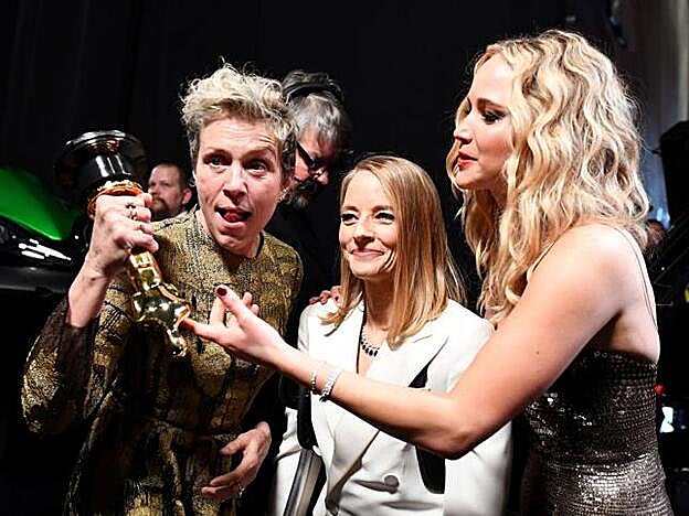 Galería. Frances McDormand posa con su Oscar junto a Jodie Foster y Jennifer Lawrence. Pincha en la foto para ver todos los looks de la alfombra roja.
