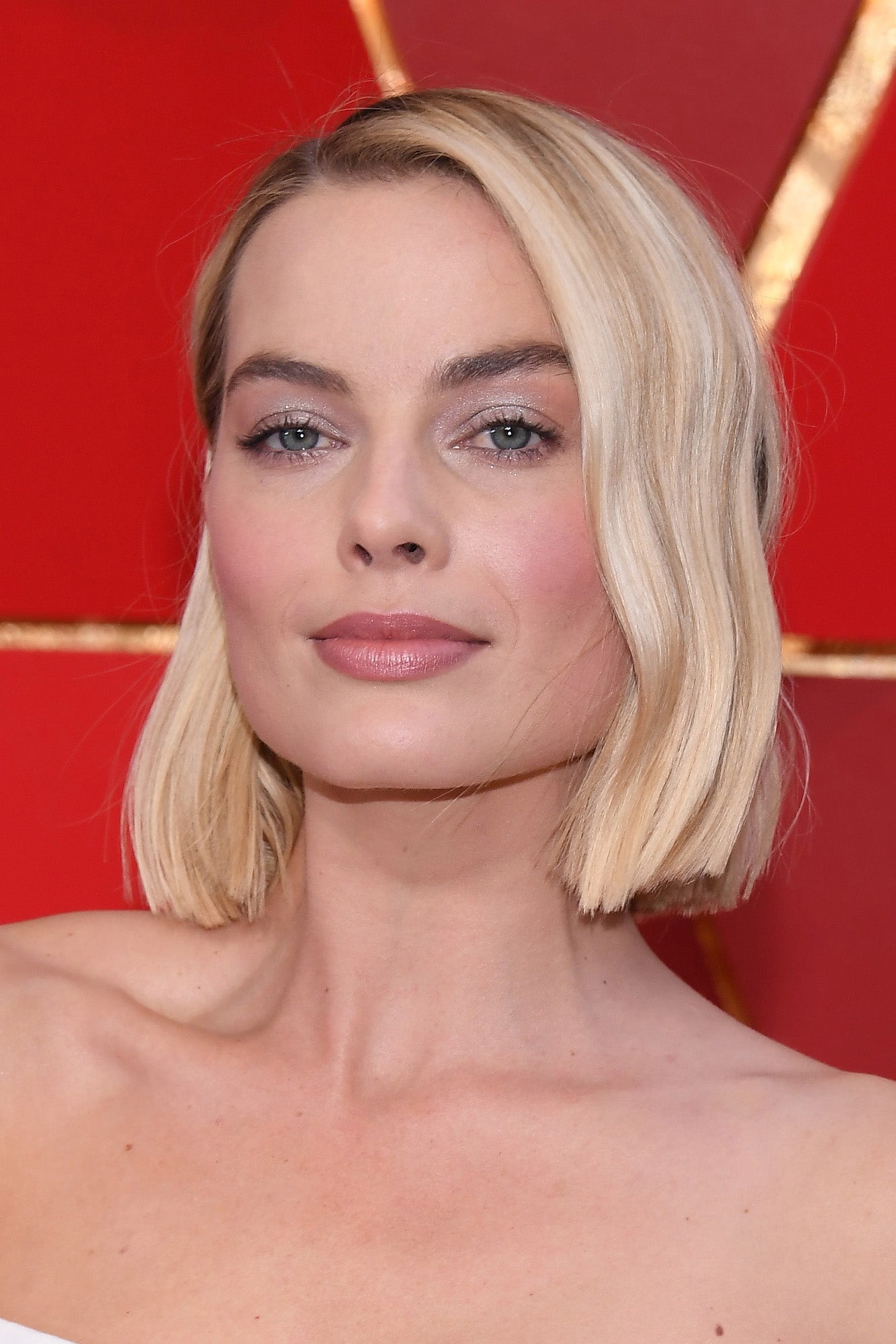 Margot Robbie estrenó bob en los Oscar, que peinó con ondas muy ligeros. Su maquillaje, en tonos rosas, con sombras glitter, muy favorecedor.