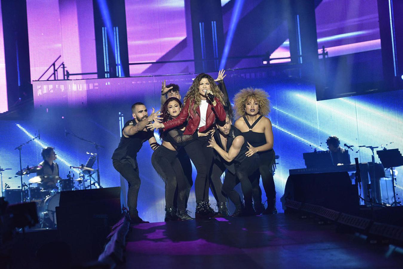 En la Gira de OT 2017, Miriam canta 'What about us' e 'Invisible' en solitario.