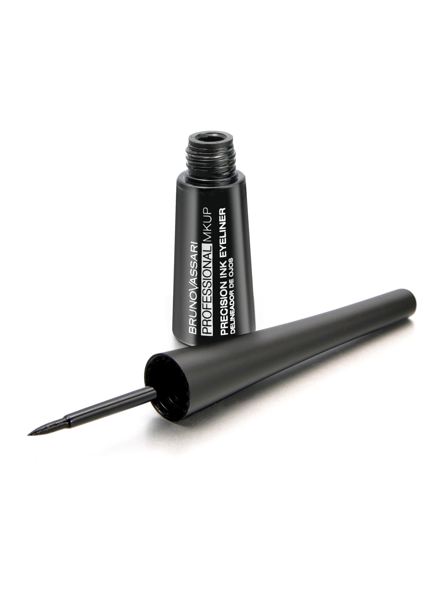 Precision Ink Eyeliner de Bruno Vassari. Con un cómodo y preciso aplicador de fieltro que facilita el trazado y una fórmula fresca y muy intensa, de secado ultra rápido. (18,10€)