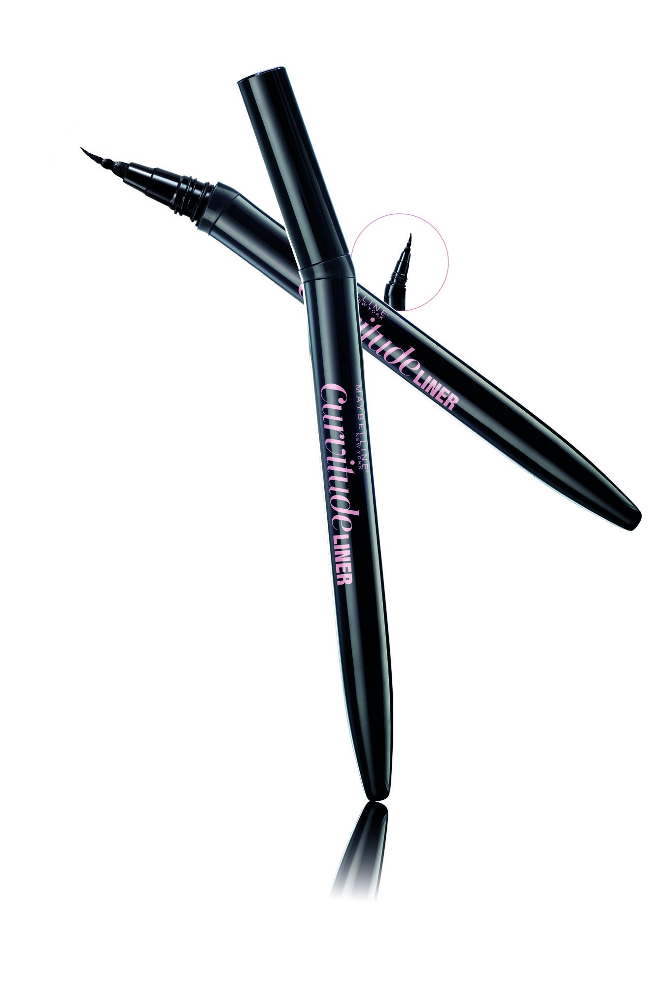 Curvitude Liner de Maybelline NY. Tan fácil como un lápiz, intenso y resistente como un eyeliner. Eyeliner curvo, con una punta inclinada micro-precisa. (8,99€)