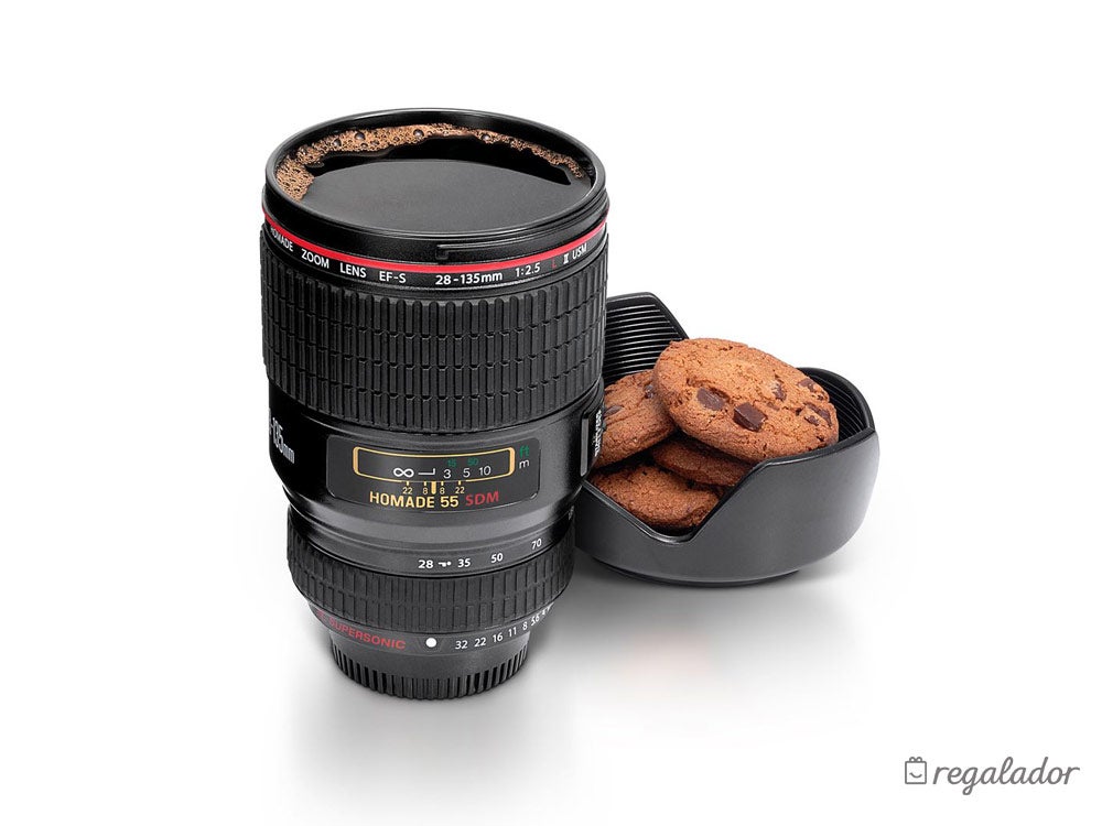 Si la cámara es su mejor aliada, este regalo es ideal. ¡Cuidado no se confunda al servirse! Termo con forma de objetivo. 25€