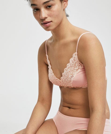 Sujetador soft con bordados de Oysho. Precio: 15,99 euros.