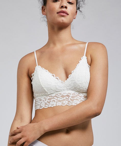 Sujetador blanco de encaje con tirante fino de Oysho. Precio: 16,99 euros.