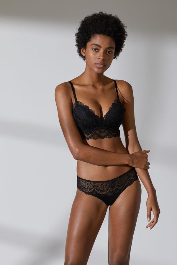 Bralette de encaje con push-up. Tirantes finos ajustables y ribete ancho de encaje en la parte inferior, de H&M. Precio: 19,99 euros