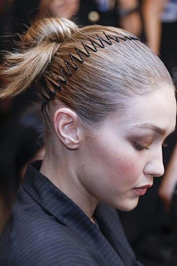Gigi Hadid con moño de bailarina y diadema en zigzag.