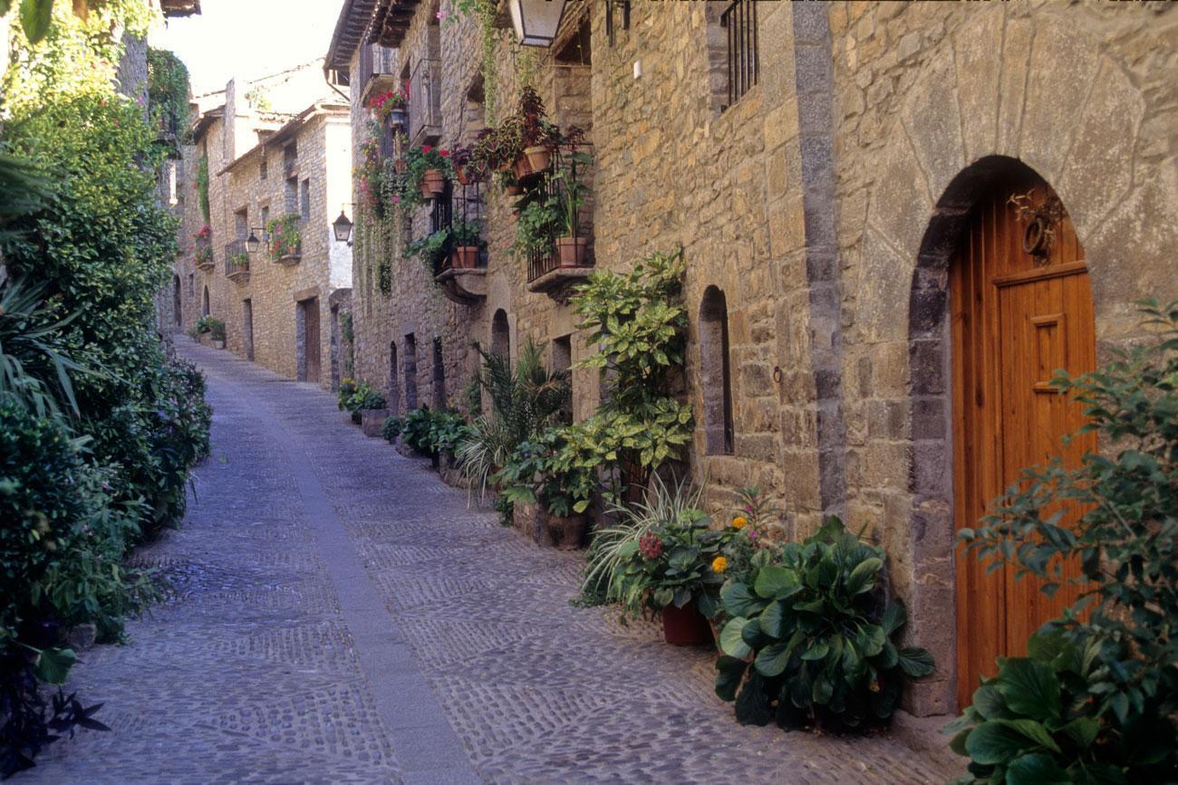 Aínsa, Huesca: en 1965, el Casco Antiguo de Aínsa fue declarado Conjunto Histórico-Artístico. Este pueblo tiene mucha historia detrás de sus calles empedradas.