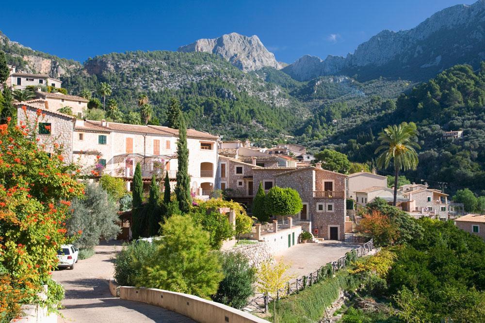 Fornalutx, Mallorca: otra de las opciones para escapar del tumulto de Mallorca es Fornalutx. Mar y montaña, la perfecta combinación para respirar el aire más puro.