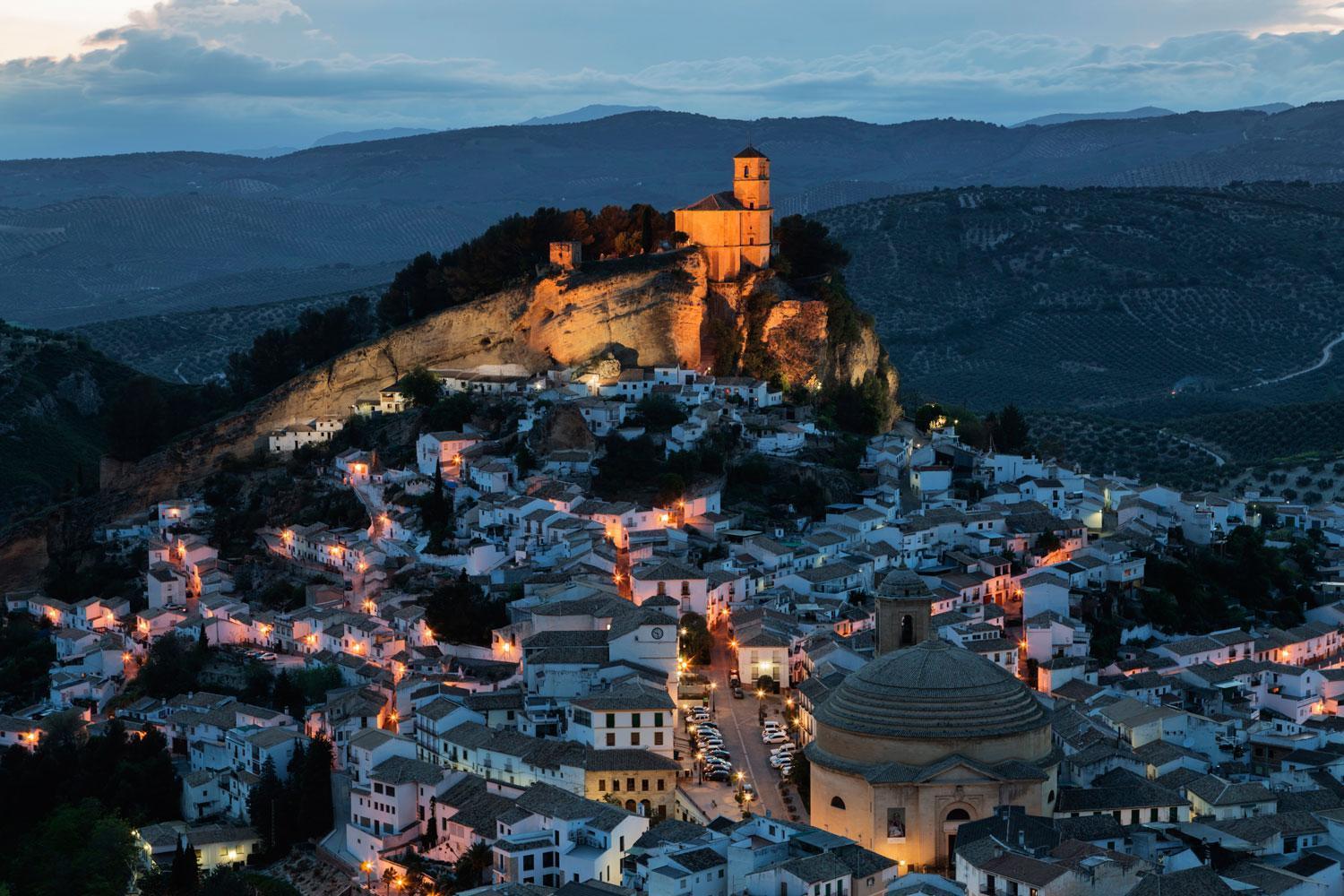 Montefrío, Granada: uno de los pueblos más bonitos del mundo según National Geographic. Su iluminación cuando anochece es espectacular.