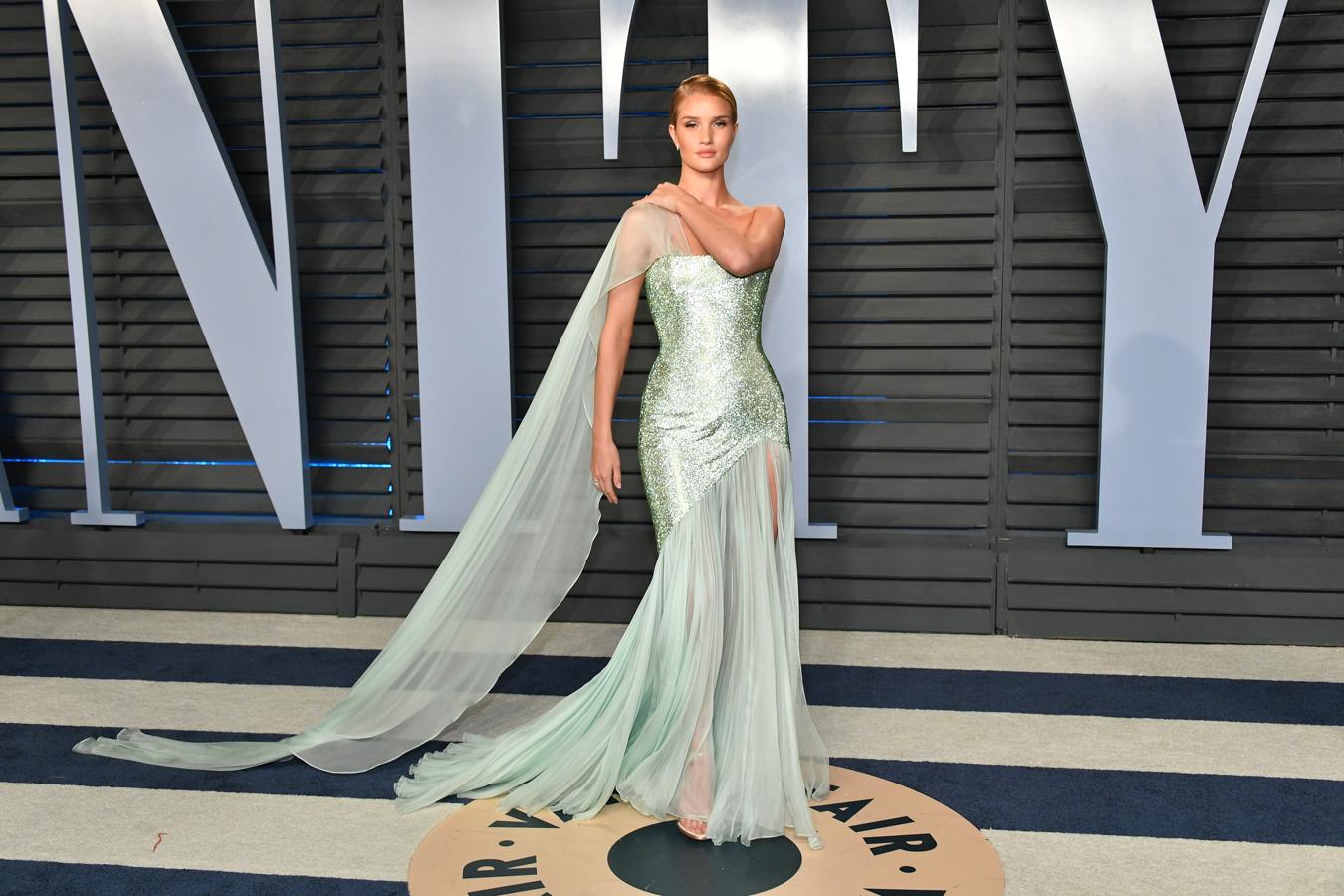 Aunque Rosie Huntington no estaba invitada a los Oscar, sí a la fiesta de Vanity Fair, donde derrochó elegancia con un Ralph & Russo Couture.
