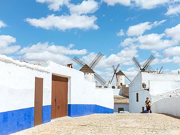 Los molinos de Campo de Criptana en Ciudad Real son de gran interés.