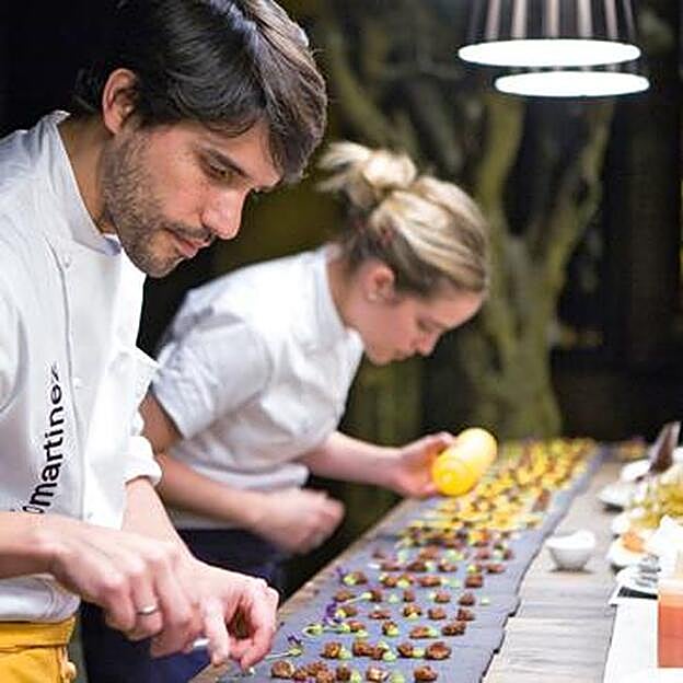 Desde la costa a los Andes. El chef Virgilio Martínez con su esposa, Pía León, jefa de cocina. Su restaurante El Central, de Lima, está considerado el quinto mejor del mundo. Su carta redescubre la despensa andina y recorre diferentes ecosistemas y altitudes. En las otras imágenes, tres platos firmados por el chef y la cocina vista desde la sala.