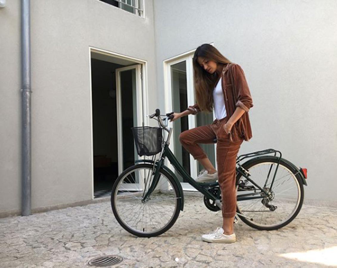 No podemos ser más fans de este look de Sara Carbonero... Traje velvet con deportivas blancas. ¡Lo copiamos!