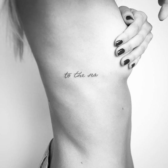 Inspírate con estos treinta tatuajes para hacerte en el costado. Dibujos, palabras, frases... ¡Cualquier cosa que signifique mucho para ti!