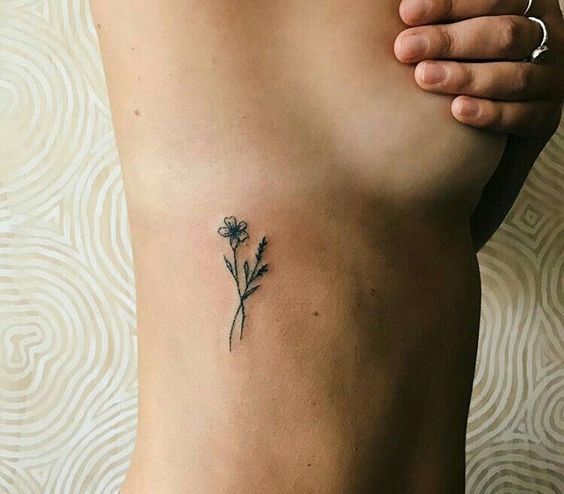 Inspírate con estos treinta tatuajes para hacerte en el costado. Dibujos, palabras, frases... ¡Cualquier cosa que signifique mucho para ti!