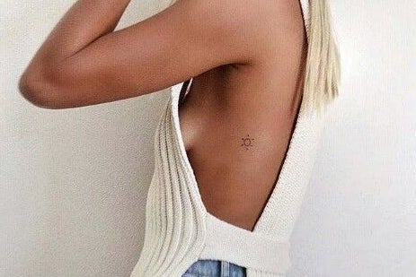 Inspírate con estos treinta tatuajes para hacerte en el costado. Dibujos, palabras, frases... ¡Cualquier cosa que signifique mucho para ti.