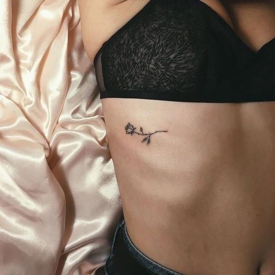 Inspírate con estos treinta tatuajes para hacerte en el costado. Dibujos, palabras, frases... ¡Cualquier cosa que signifique mucho para ti!