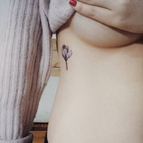 Inspírate con estos treinta tatuajes para hacerte en el costado. Dibujos, palabras, frases... ¡Cualquier cosa que signifique mucho para ti.