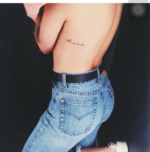 Inspírate con estos treinta tatuajes para hacerte en el costado. Dibujos, palabras, frases... ¡Cualquier cosa que signifique mucho para ti!