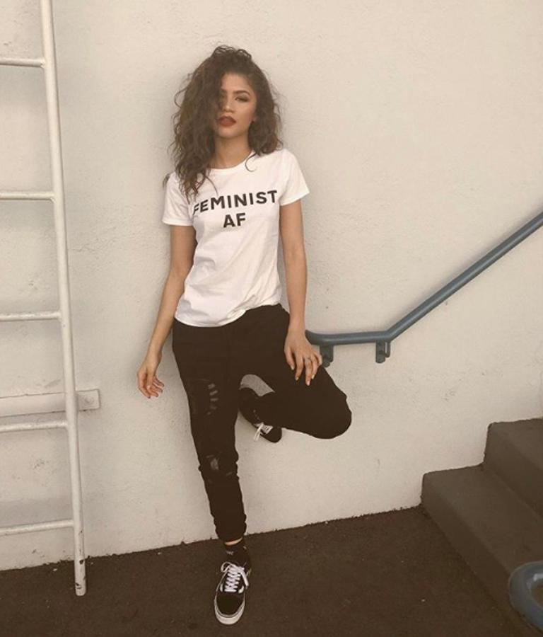 Zendaya con Vans negras y paantalones vaqueros oscuros. Este look rockero nos parece muy acertado.