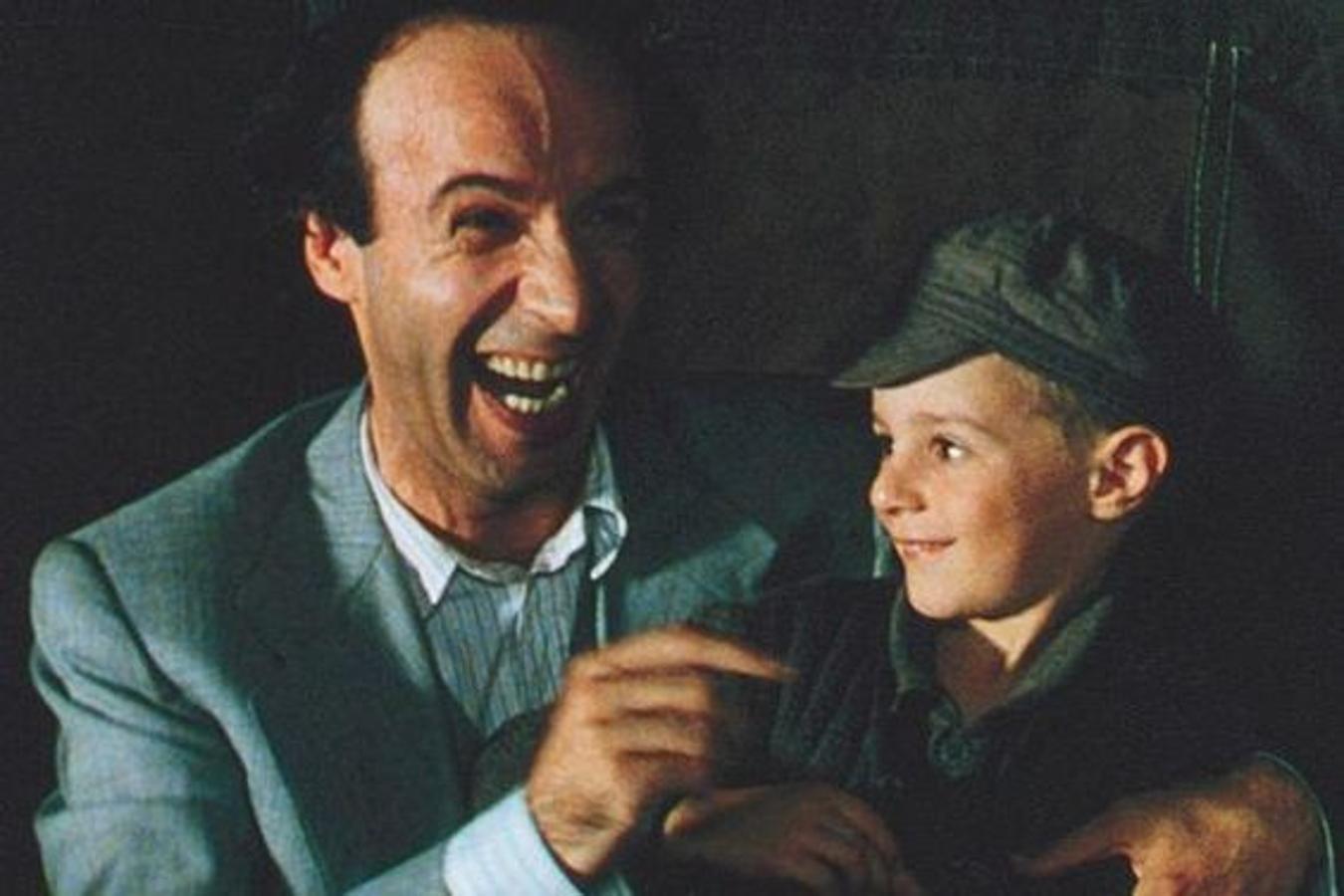 Podríamos decir que es nuestro favorito. Un padre 10 que protege en todo momento a su hijo y consigue que un campo de concentración se convierta en un divertido juego de niños. 'La vida es bella'.