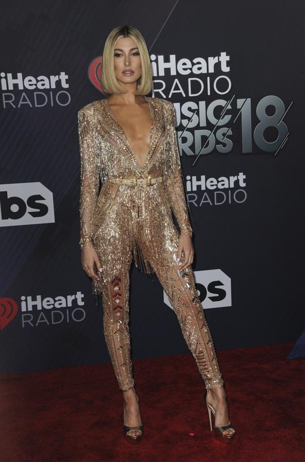 Hailey Baldwin se atrevió con este mono joya con transparencias de Zuhair Murad y la verdad es que estaba impresionante...