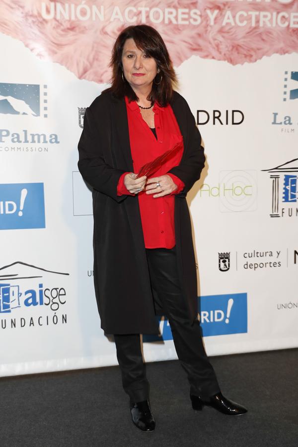 El rojo y en negro también tiñeron el look de Adelfa Calvo, con pantalón y bata satinada, blusa roja y botines de charol