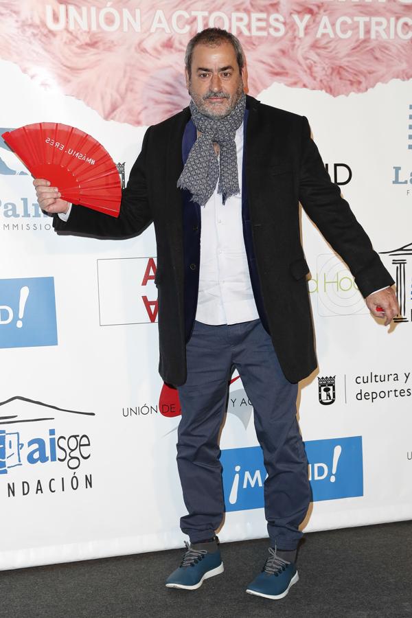 Jorge Bosch, con vaqueros, americana y unas originales zapatillas.