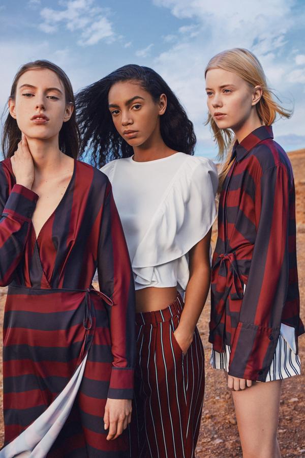 Lefties muestra una colección elegante de corte femenino en la que los volúmenes, las asimetrías y las siluetas fluidas de las prendas están confeccionadas en tejidos ligeros y muy actuales que se adaptan perfectamente a la figura de la mujer donde el tailoring fit cobra especial relevancia en todas las piezas.