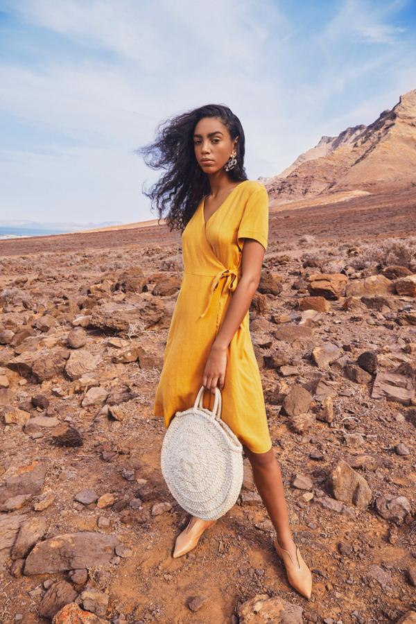 Y también los 'wrap dress', que combinan a la perfección con los cestos playeros, que ahora también son para la calle
