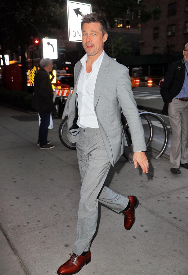 El súper padre por excelencia, patriarca (aunque sea divorciado) de una familia más que numerosa y mito erótico vivo de varias generaciones. A sus 55 años, con un alto en fuego en su guerra con Angelina Jolie, acaba de asegurar que se compromete a un año de celibato y meditación por haber roto tantos corazones femeninos. Qué pérdida.