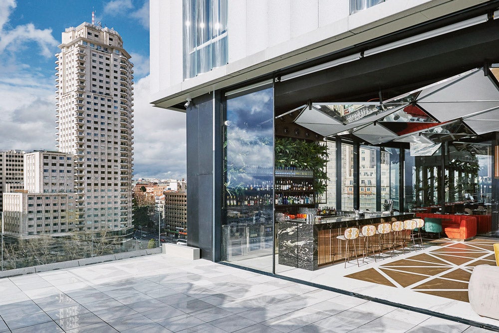 En la planta 12 del hotel VP Plaza España Design encontramos la terraza Ginkgo Sky Bar, que ofrece unas espectaculares vistas 360º en plena Plaza de España, en Madrid. Además de disfrutar de platos tradicionales con toques de cocina de mercado e influencia asiática, podrás darte un baño en su piscina con el fondo transparente. Un planazo sin moverte del centro de la ciudad.