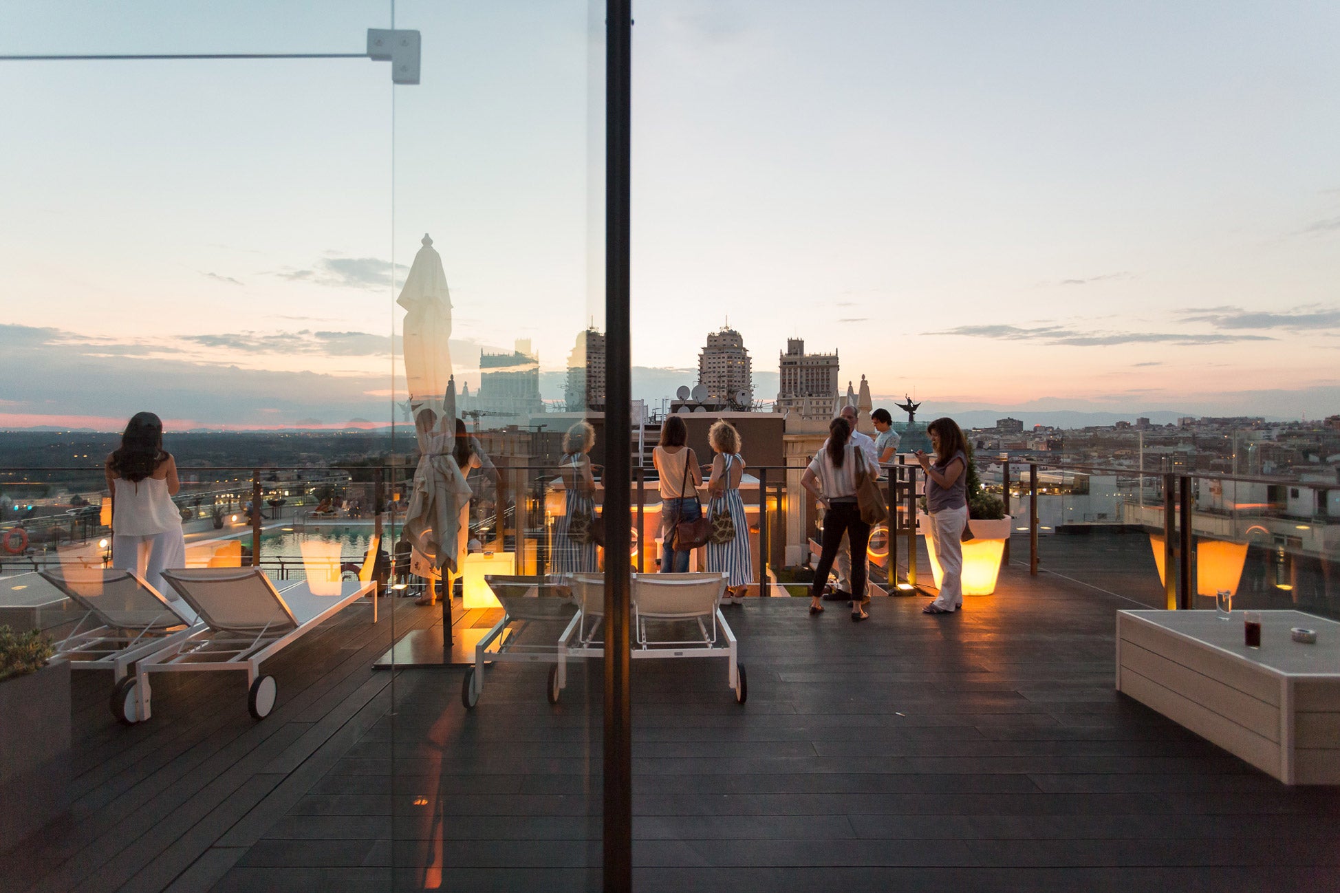 La terraza-beach club del Hotel Emperador en Madrid viene pisando fuerte esta temporada. Déjate sorprender con sus más de 800 m2 de terraza, piscina, solárium, camas balinesas, zona chill out, restaurante snack-bar y la coctelería del bartender Luca Anastasio. ¡Nos encanta!