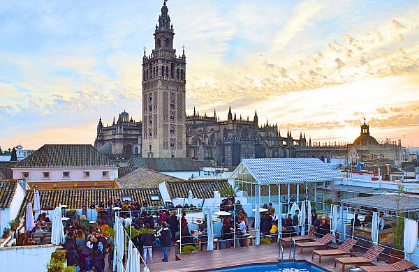 El Hotel Fontecruz de Sevilla y su terraza Seises es ideal para tomar un aperitivo con las mejores vistas de la ciudad hacia La Giralda y la catedral.